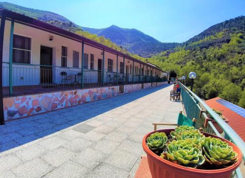 带阳台的两卧室公寓