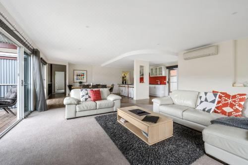 3 Peaks Rise Bright Four-Bedroom House