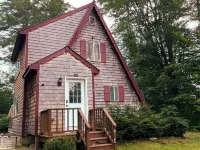 Clean+Modern Cozy A-frame Hotels in Fryeburg