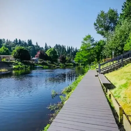 River Inn Cabin Theme Flat w/ Dock Отели в г. Ботелл