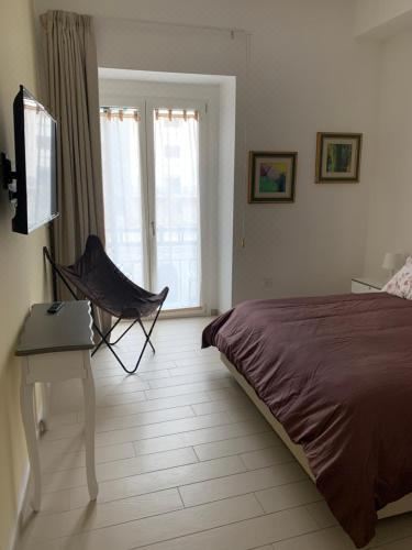 帶陽臺的小型套房