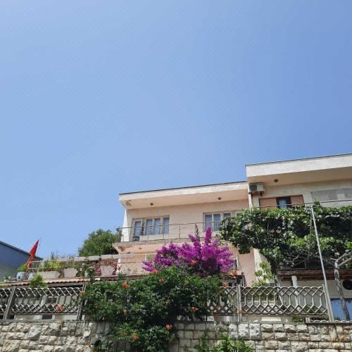 带露台的双卧室海景公寓