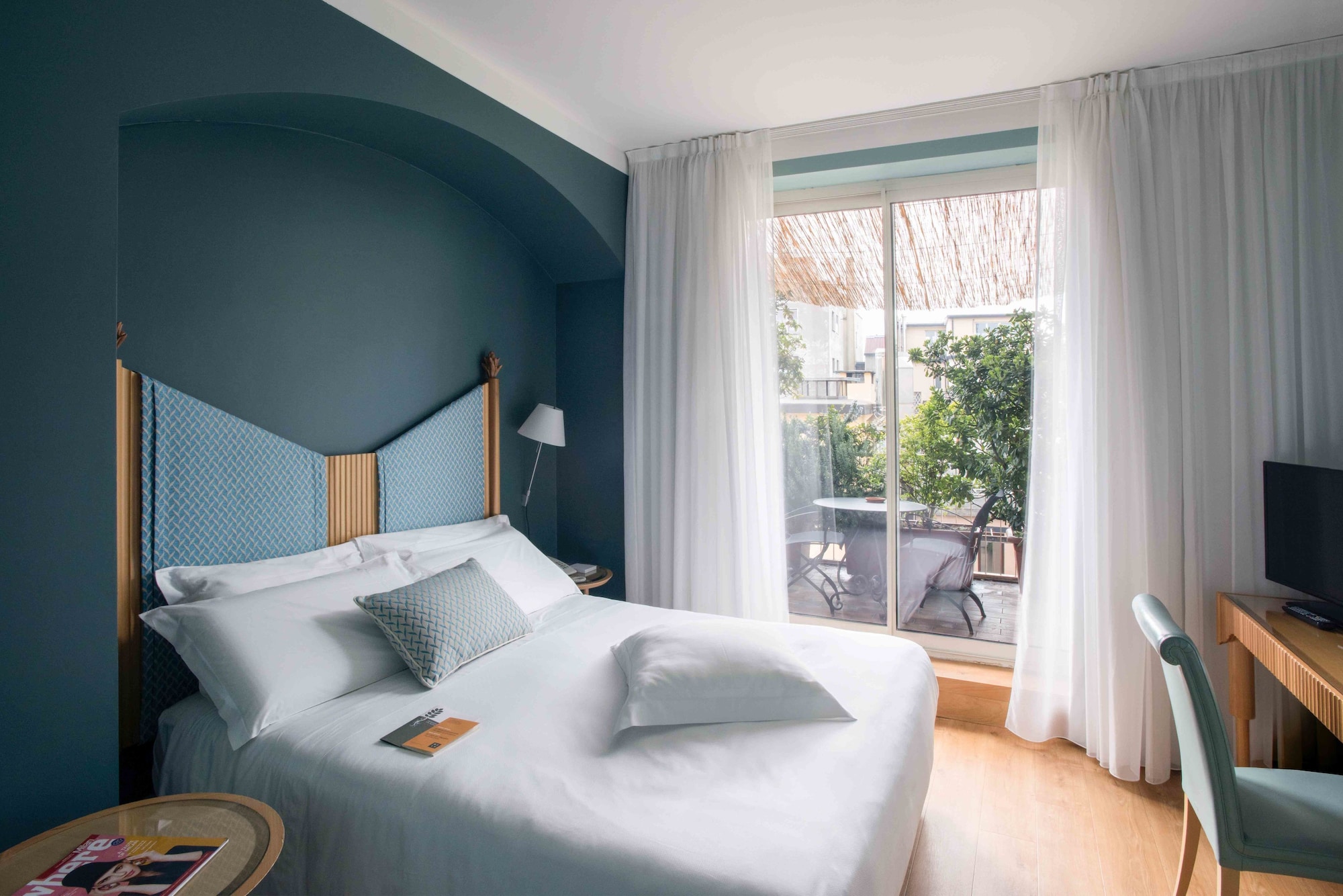 豪华双人房1 张特大床， 露台