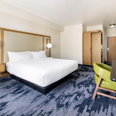 套房， 1 張特大床和 1 張梳化床， 無煙房 （Mobility/Hearing Access， Roll-in Shwr） 約塞米蒂奧克赫斯特費爾菲爾德套房飯店優惠