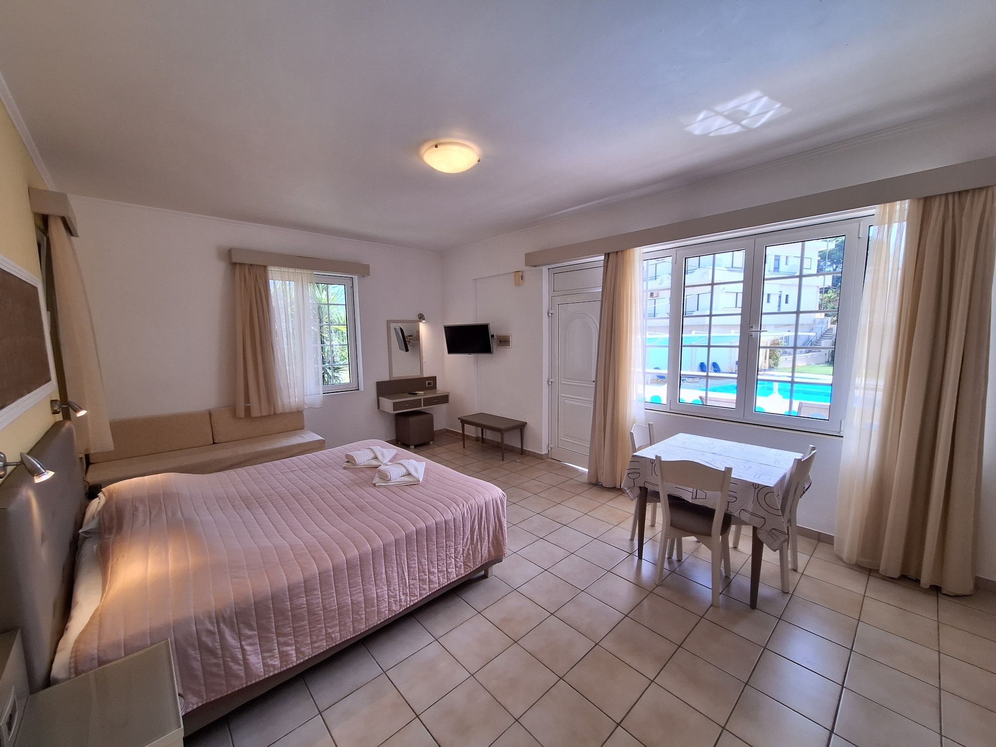 享有游泳池景致的一室公寓