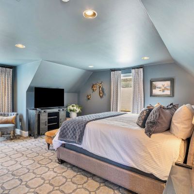 Signature Room, 1 King Bed, Non Smoking, Courtyard View The River House at The Morris Estate Promo Code