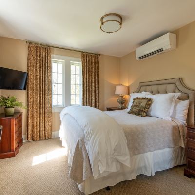 Superior Queen Room Greystone Inn Promo Code