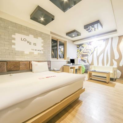 Deluxe Room (Netflix Unlimited View, Large Bath) Boom Promo Code