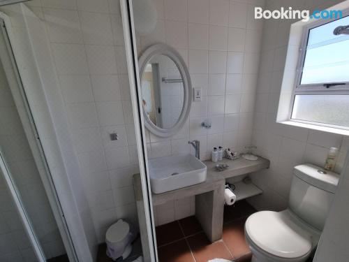 带阳台和海景的豪华双人房