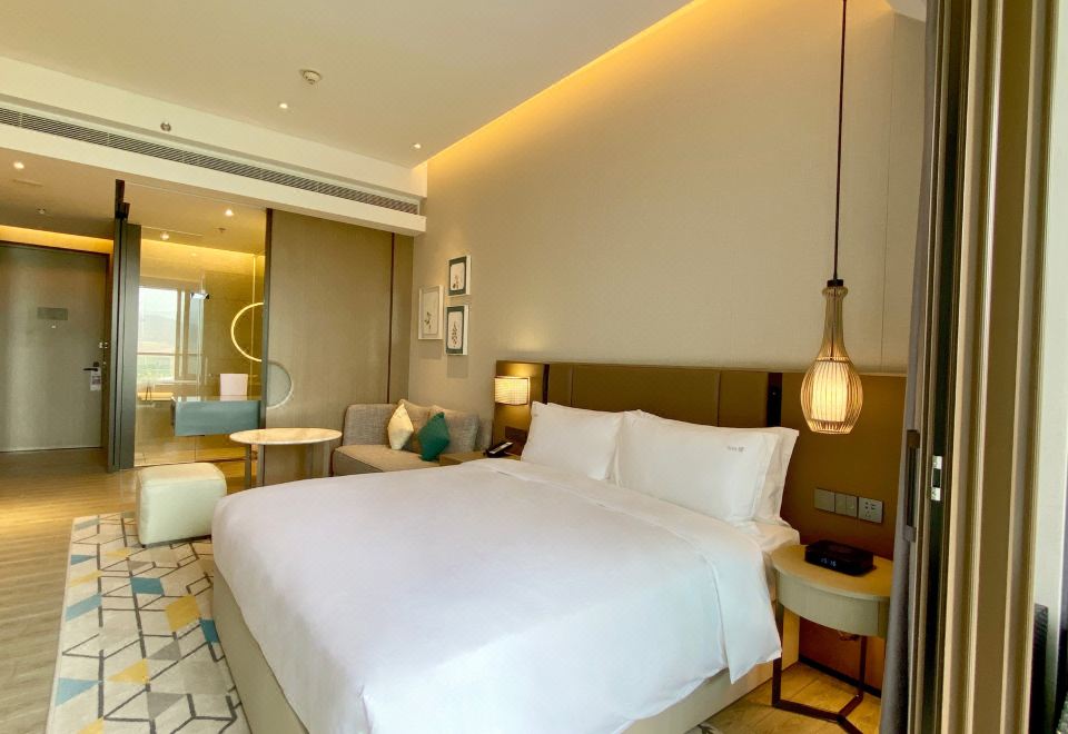 温泉高级湖景大床房