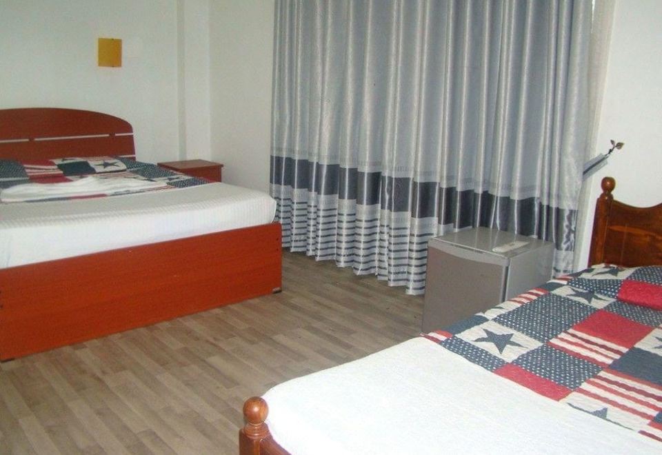 基礎雙人房， 多張床， 山景