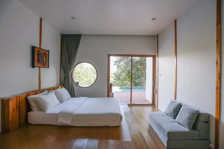 ห้องเตียงควีนไซส์พร้อมวิวสระน้ำ