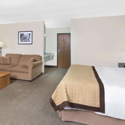 King Suite-Non-Smoking Baymont by Wyndham Green Bay Promo Code