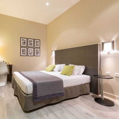 Courtyard Double Room Hôtel Amirauté Promo Code