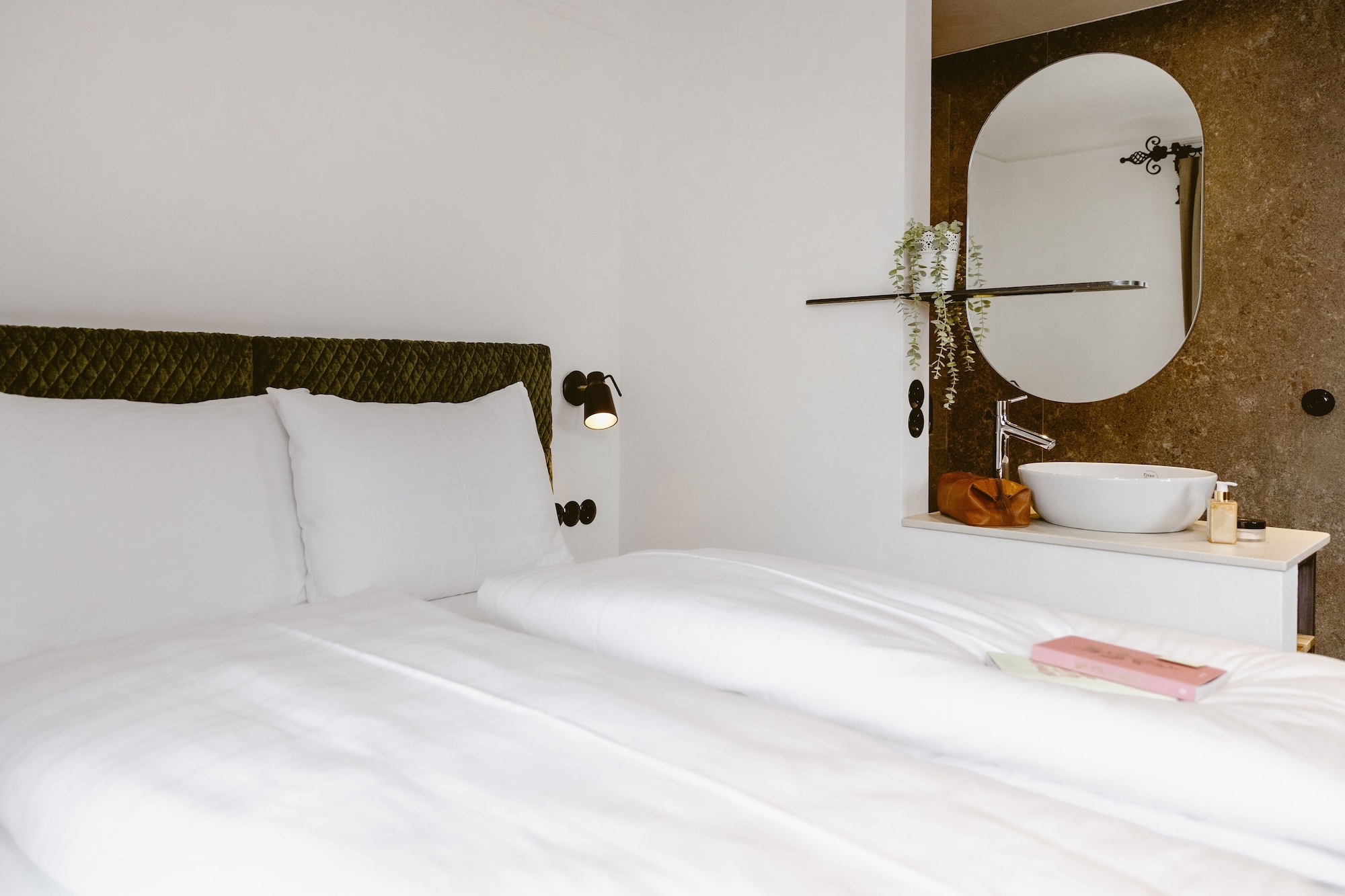 带湖景的双人间