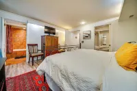 8 Mi to Lumen Field: Pet-Friendly Apt w/ Hot Tub Hotels in 