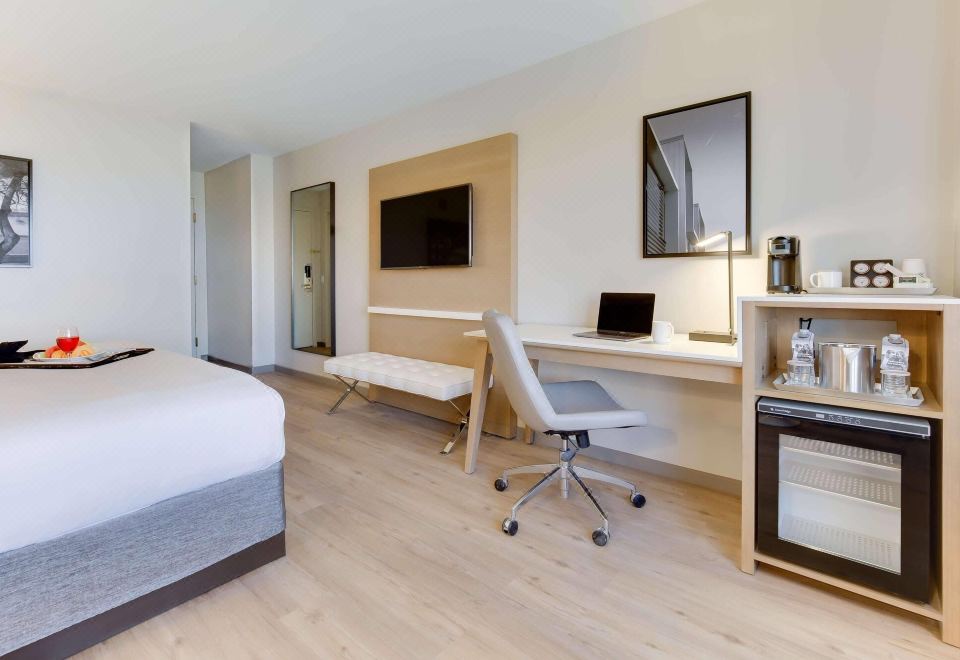 Radisson Hotel Phoenix AirportAccessible King Room