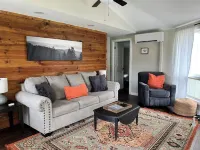 Cozy cabin with 1 bedroom, fireplace, AC, WiFi in Convenient Foscoe