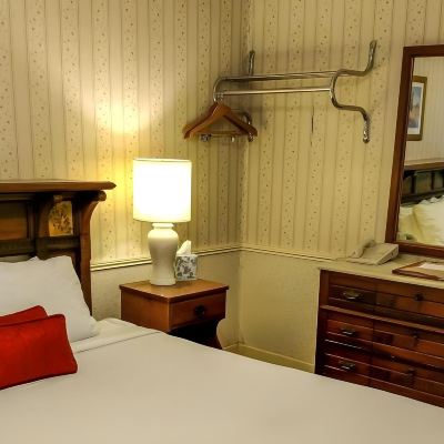 Classic Queen Room Thayers Inn Promo Code