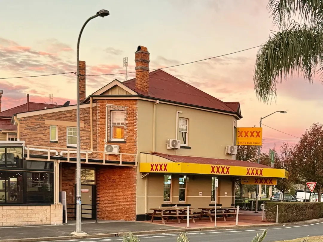 Grand Old Crow Hotel - Crows Nest