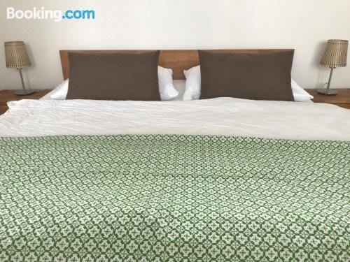 带阳台的两卧室公寓