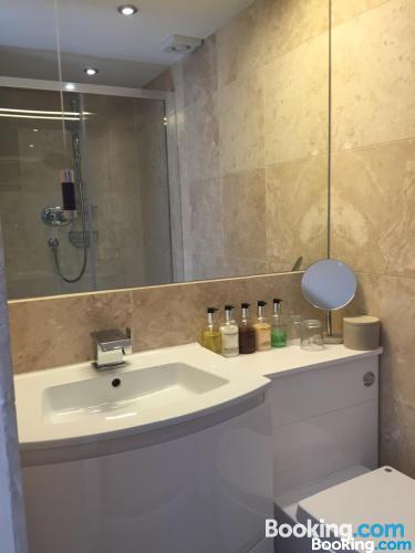 高级特大床间 - 带停车位