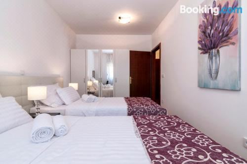 帶陽臺和海景的兩臥室公寓