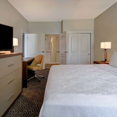 1 King Bed,Hearing Accessible Suite,Non-Smoking
