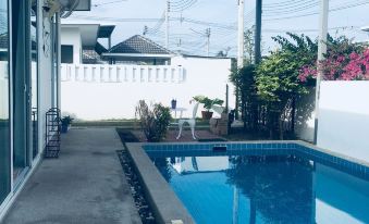 Luxury Garden Pool Villa by Zou