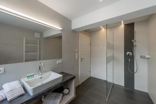 带阳台的两卧室公寓