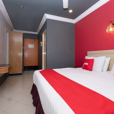 Bilik Deluxe King Kupon OYO 90050 V Hotel