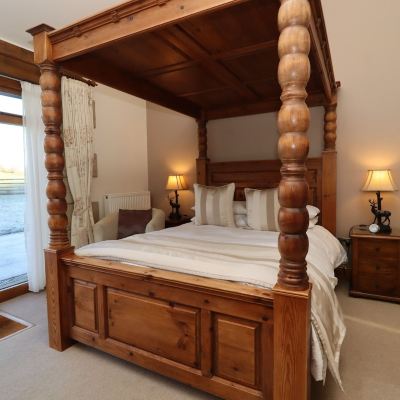 Double Room with Four Poster Bed (Ribblesdale)