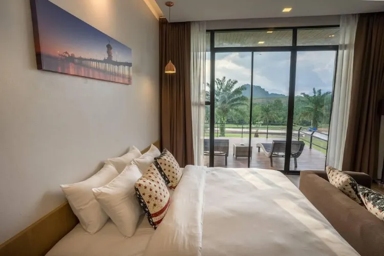 Deluxe Room with Pool Access and Balcony