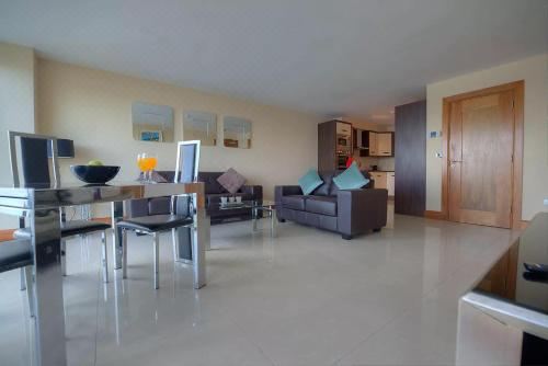 双卧室湖景公寓