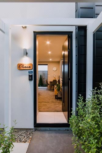 Hot Tub Under the City Lights Holiday Home