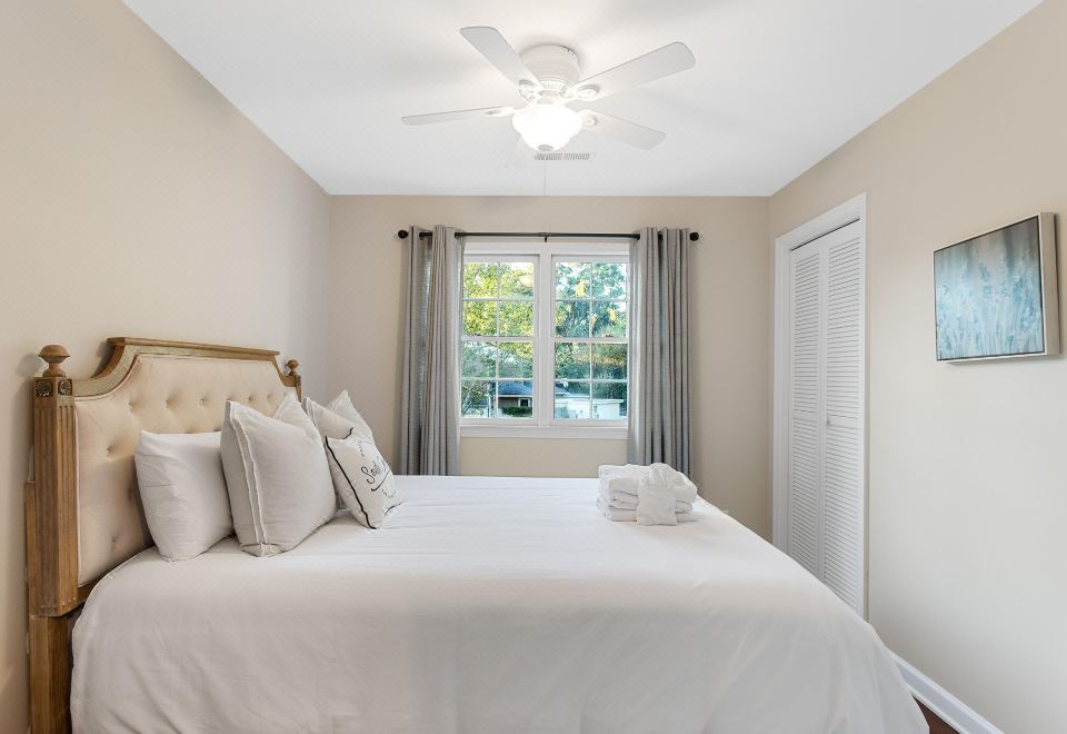 现代厨房和私密庭院逃逸-迷人时尚驿站