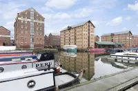 Elliot Oliver - Stylish Loft Style Two Bedroom Apartment with Parking