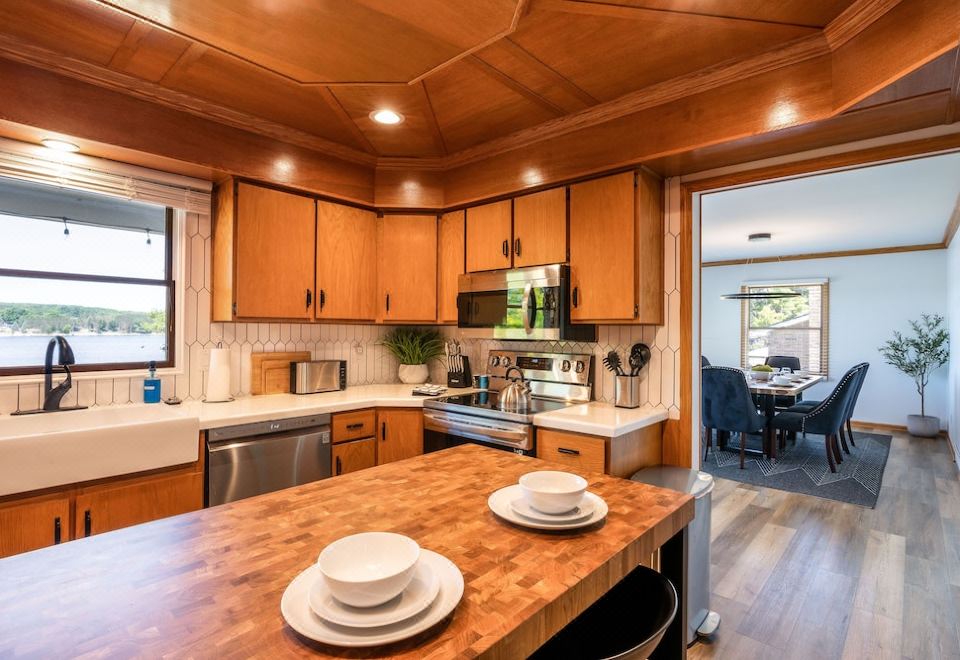Stone Ledge Lake Getaway - Housity