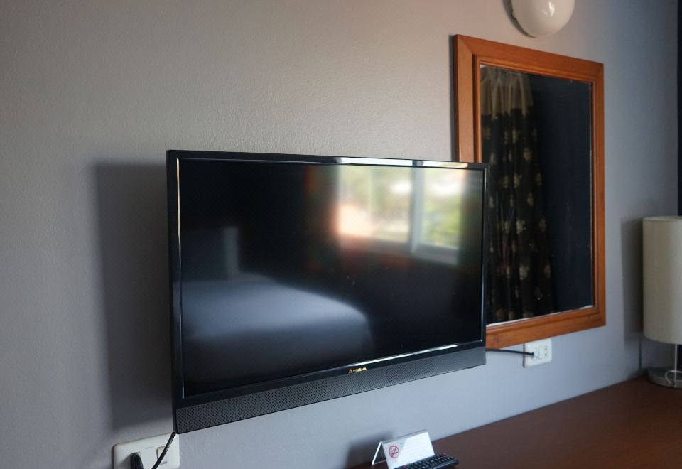 Quarter 09 BeachDeluxe King Room with Pool View