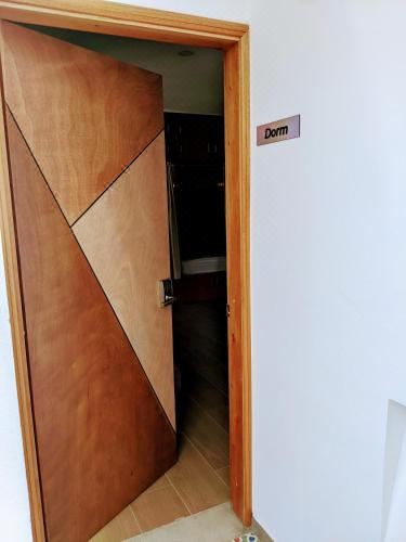 混合宿舍房中的单人床位