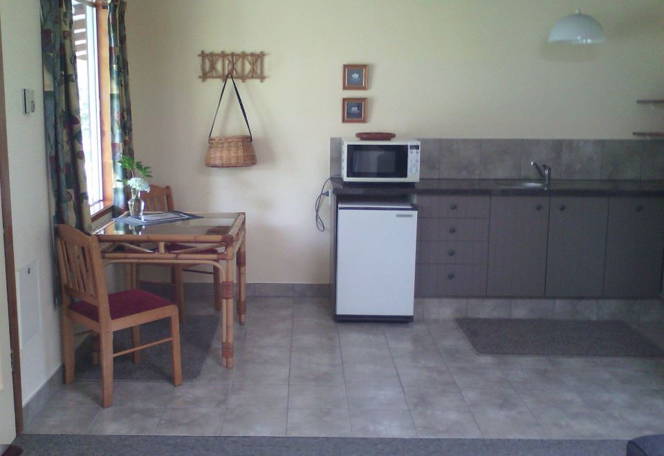 Creel Lodge One-Bedroom Queen Suite