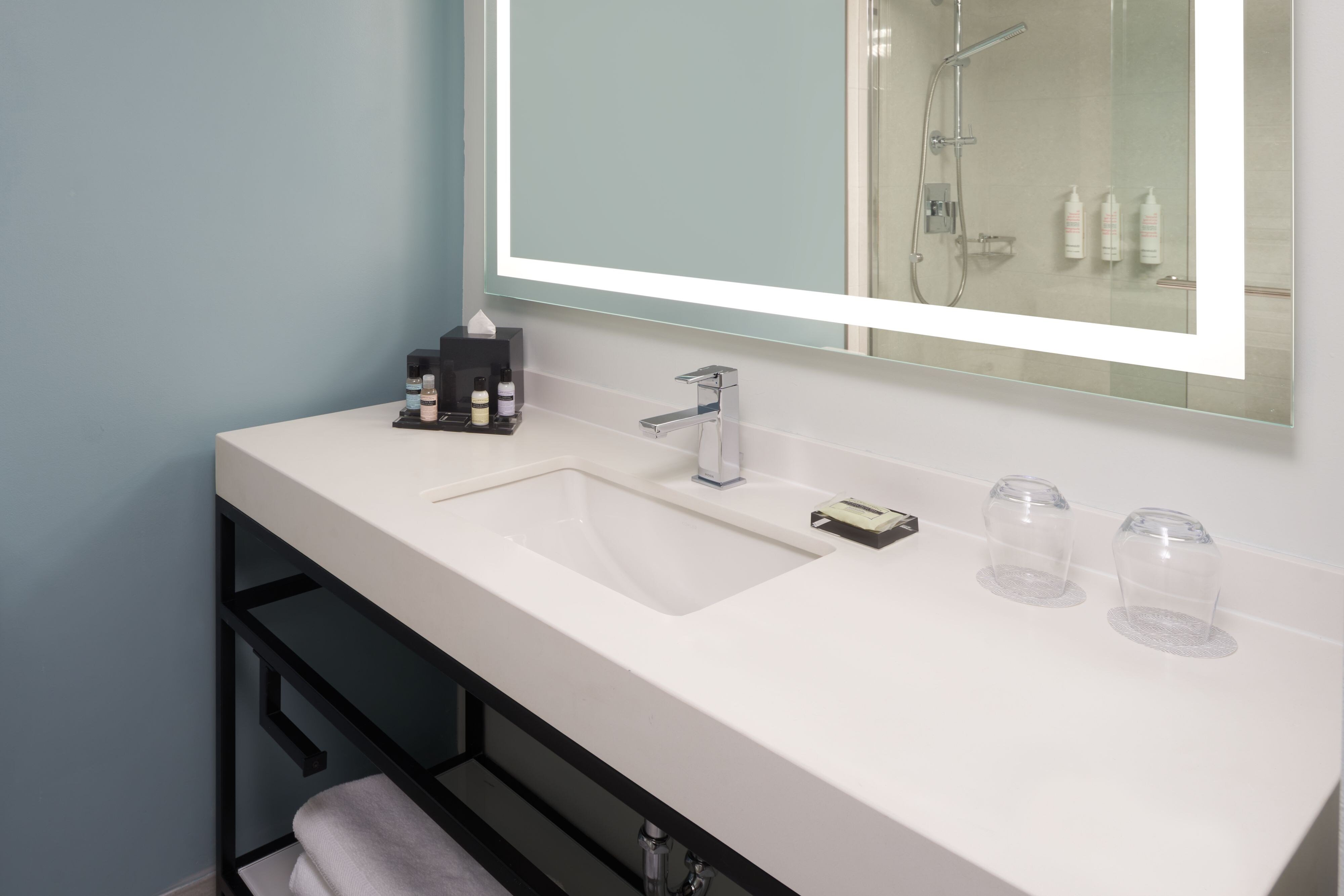 新装修， 客房， 1 张特大床， 池景， 阳台