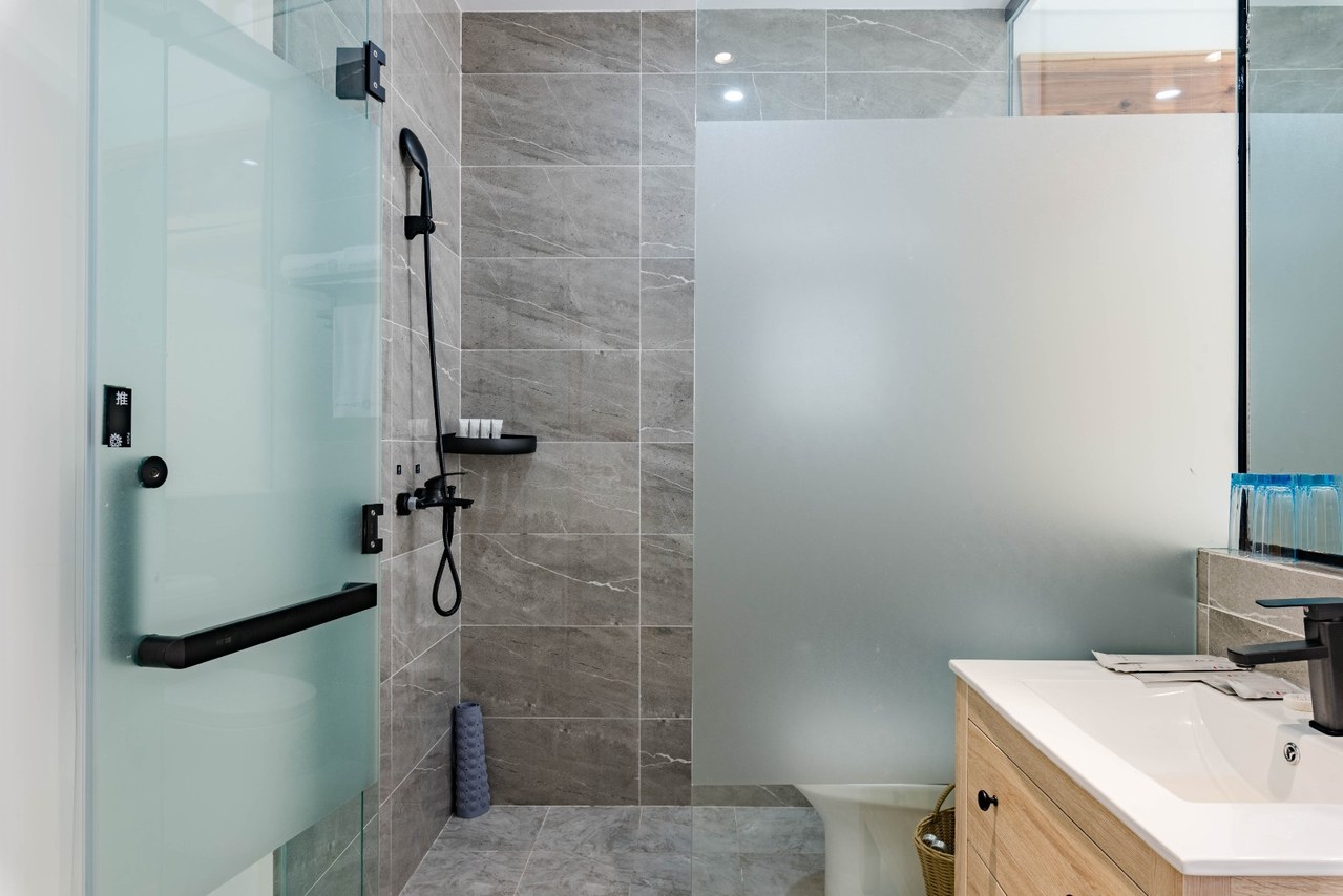 静居标准间（静谧深睡+休闲桌椅+木质衣架）