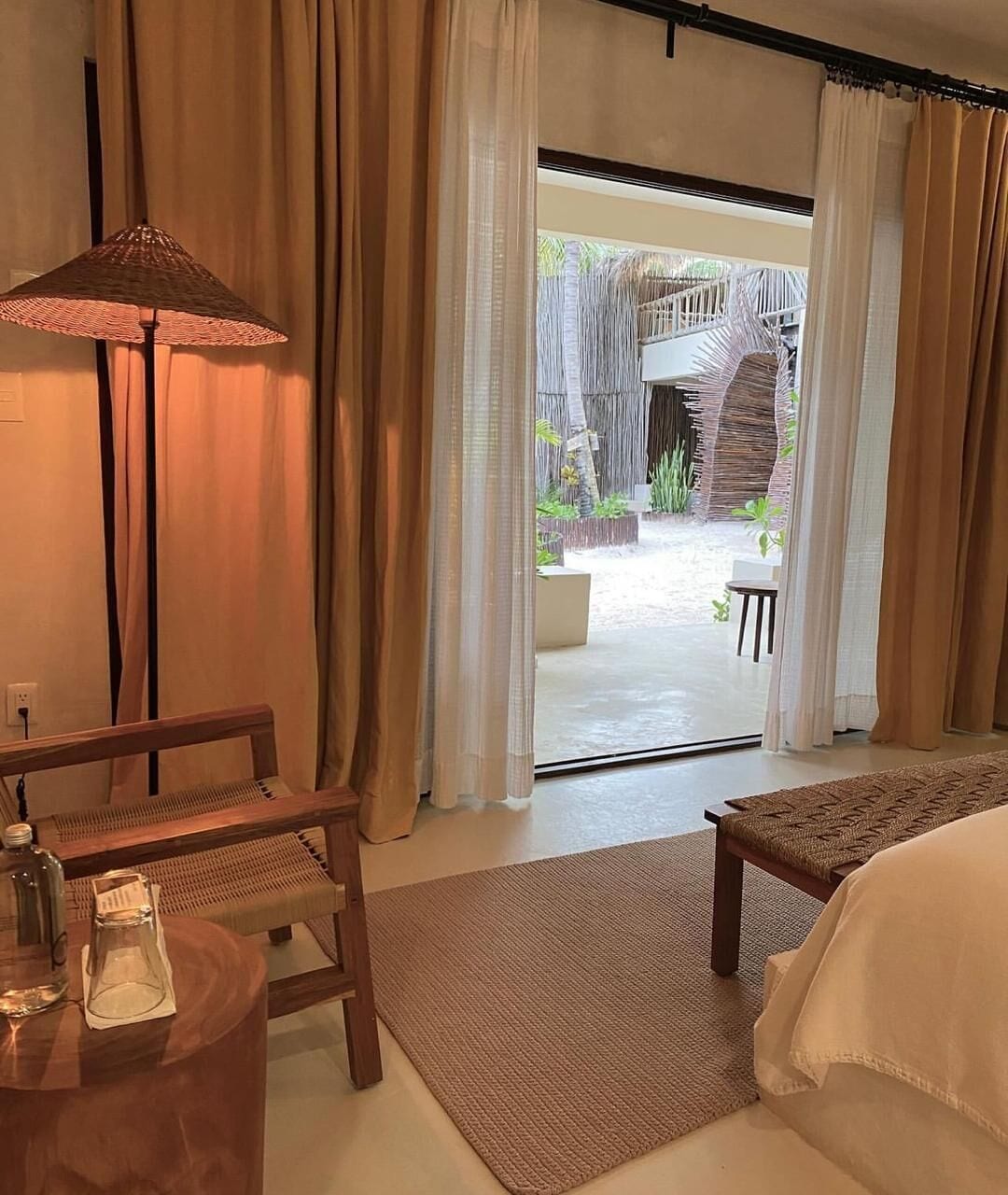 带小型游泳池的豪华间