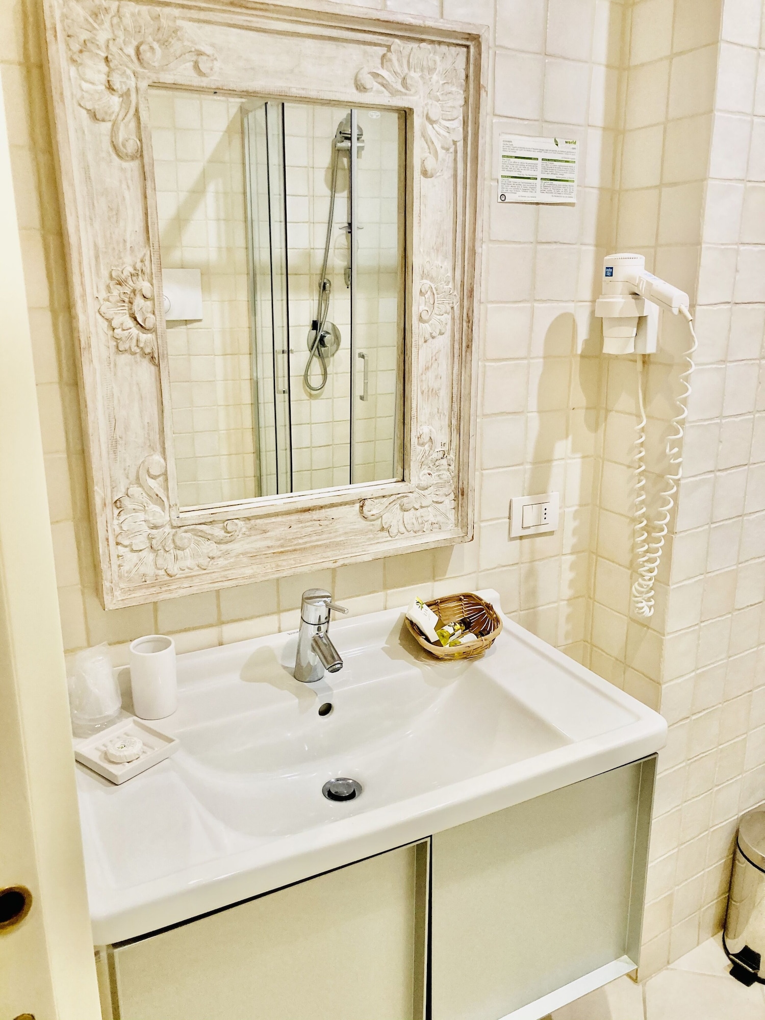 基础客房， 1 张大号单人床， 城市景观