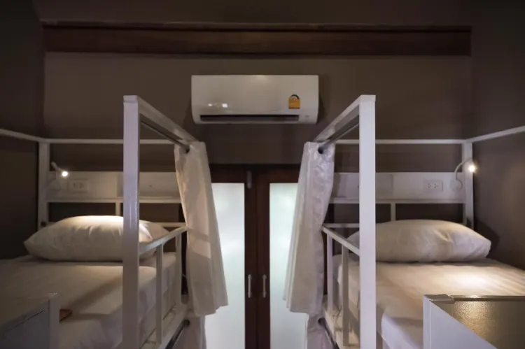 เตียง2ชั้นในห้องหอพักรวมผสม 12 เตียง