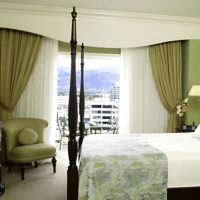 One-Bedroom Suite The Courtleigh Hotel and Suites Promo Code