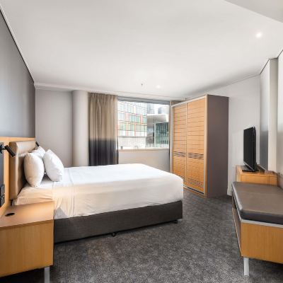 行政套房，一張大床，面向達令港 達令港諾富特雪梨飯店優惠