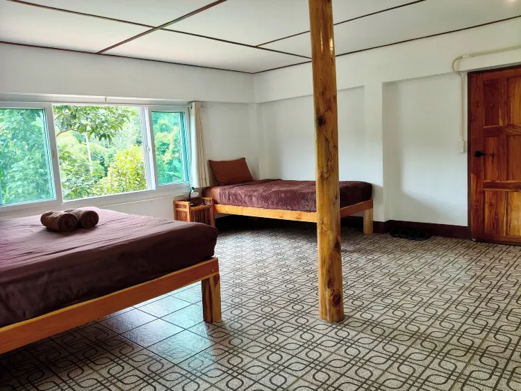 ห้องครอบครัวเตียงคู่หรือเตียงแฝด พร้อมระเบียง วิวภูเขา