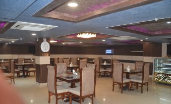 Suitetrails - Hotel Rajeev Regency
